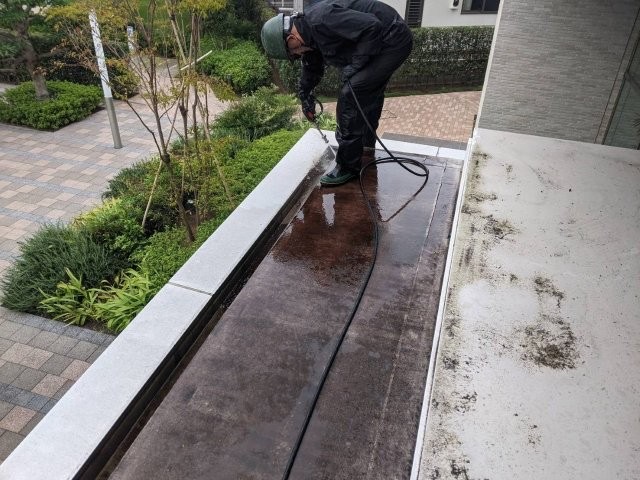 高所での外壁洗浄作業